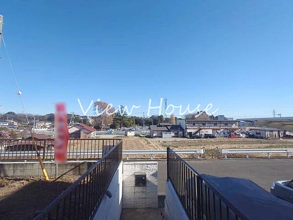 前面が開けて開放感のある立地です♪