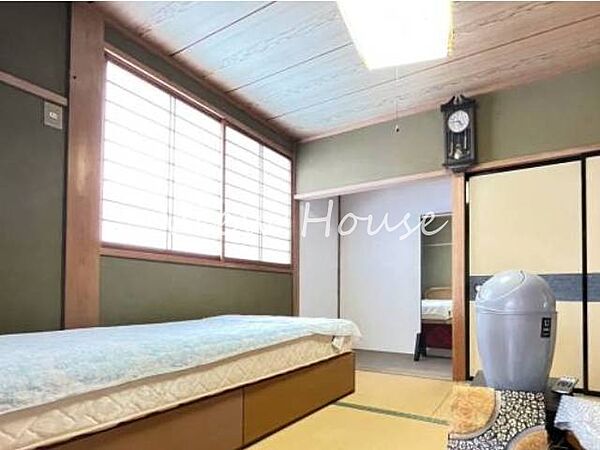 和の情緒あふれる落ち着いた和室！寝室として、または静かに過ごせる個室として最適です♪窓からは緑が見え、心身ともにリラックスできるプライベートな癒やしの時間を過ごせます！