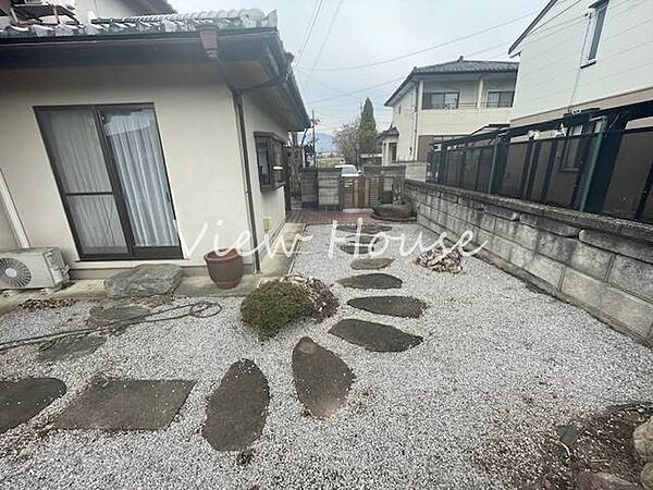 広大なお庭の風景！手入れの行き届いた庭石や植栽が美しく、四季折々の自然を身近に感じられます♪ガーデニングを楽しんだり、ペットと遊んだり、夢が広がるプライベートガーデンです！
