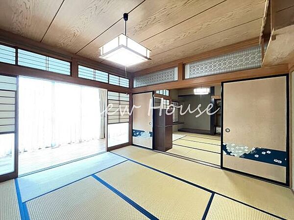 広々とした和室が続き間でつながる開放的な空間！襖を開ければさらに広く使え、大人数での集まりも余裕です♪客間としても、家族のくつろぎの場としても多目的に使える、便利な和室です！