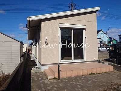 外観:青空に映える明るい外観の平屋建て中古住宅です!平成27年築で外装も美しく、周囲に高い建物がないため陽当たりも良好です 。毎日を気持ちよく過ごせる開放的な住環境で、自分らしい暮らしを楽しみませんか♪ 外観:青空に映える明るい外観の平屋建て中古住宅です!平成27年築で外装も美しく、周囲に高い建物がないため陽当たりも良好です 。毎日を気持ちよく過ごせる開放的な住環境で、自分らしい暮らしを楽しみませんか♪