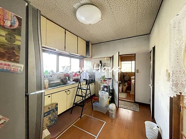 自然光が入り込む窓のあるキッチンは、手元が明るくお料理も捗ります！上下にたっぷりの収納を備えているので、調理器具や調味料もすっきり整理整頓できます♪毎日の献立作りがとても楽しみになる空間です！