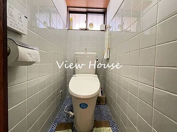 窓から自然光が入る明るく清潔感のあるトイレです！毎日使う場所だからこそ、換気がしやすく明るい雰囲気なのは嬉しいですね♪