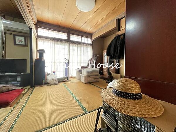 陽光がたっぷりと差し込む明るい和室は、冬場も暖かく過ごせる寛ぎの空間です♪畳の香りに包まれながらお昼寝をしたり読書を楽しんだりと、穏やかな時間が流れます。来客時のおもてなしにも重宝します！