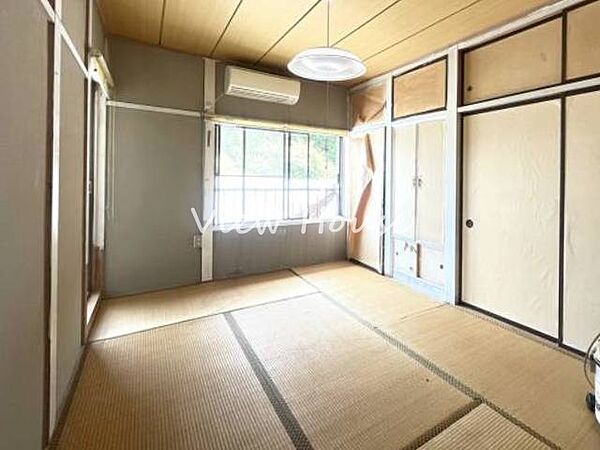 伝統的な天井や建具のある、和風の魅力あふれる和室です。