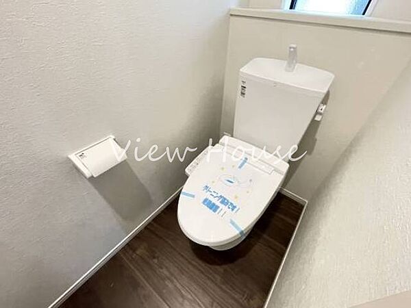 清潔感のあるホワイトで統一された温水洗浄便座付きのトイレです。