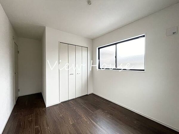 収納スペースがしっかりと確保された洋室。お部屋に家具を置かずに済むため広く使えます。