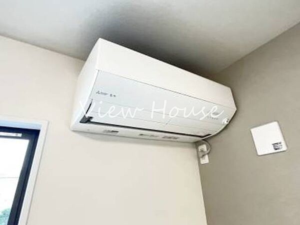 壁掛けタイプのエアコンが完備されています♪