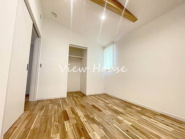 柔らかな光が差し込む心地よい洋室です！子供部屋にすれば、おもちゃの整理も身につきそうですね。風通しも良好で、一年中快適に過ごせる空間です。お子様の成長を感じながら思い出を是非♪