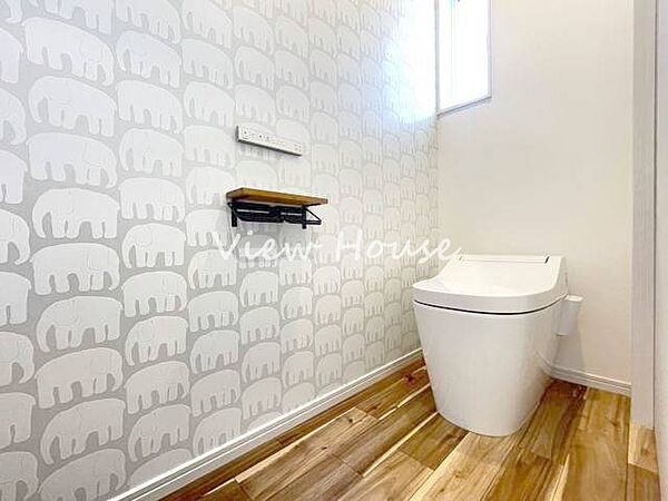 清潔感あふれるトイレです！窓付きなので換気もスムーズに行え、いつでも空気が爽やかです。温水洗浄便座などの快適設備も整っており、毎日の生活をサポートします。衛生面でも安心感あり！