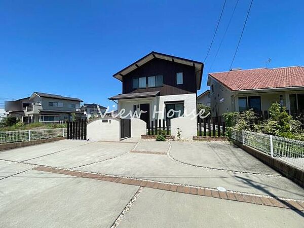 日当たりの良いお庭です！家庭菜園を楽しんだり、お子様と一緒に水遊びをしたりと使い方は無限大です。週末の軽い運動にも最適ですね。自然を感じながら過ごす空間が、生活に彩りを添えます。