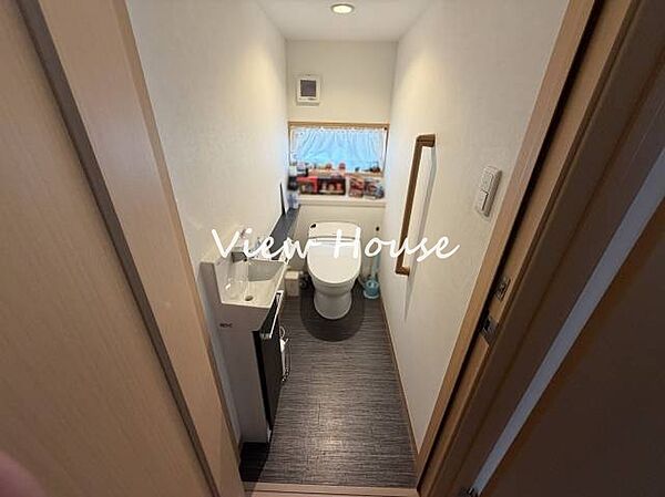 トイレ内に手洗い場を設けており、使用後すぐに手を洗える衛生的で便利な仕様です
