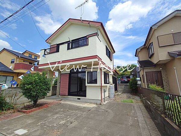 青空に映える爽やかな外観！閑静な住宅街に佇む、落ち着いた雰囲気の戸建てです！前面道路も広々で、駐車もラクラク♪大切なお家をしっかり守ります！