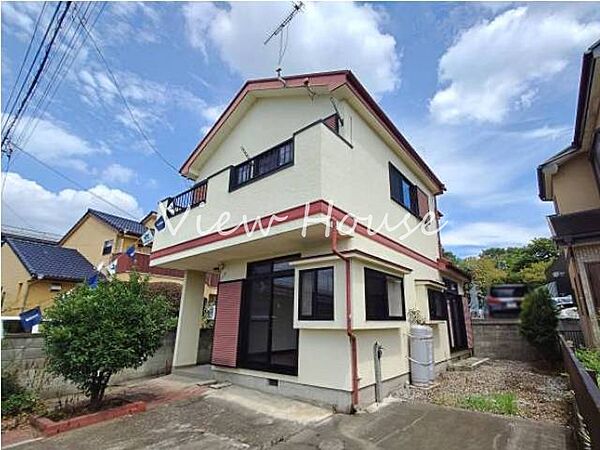 青空に映える爽やかな外観！閑静な住宅街に佇む、落ち着いた雰囲気の戸建てです！前面道路も広々で、駐車もラクラク♪大切なお家をしっかり守ります！