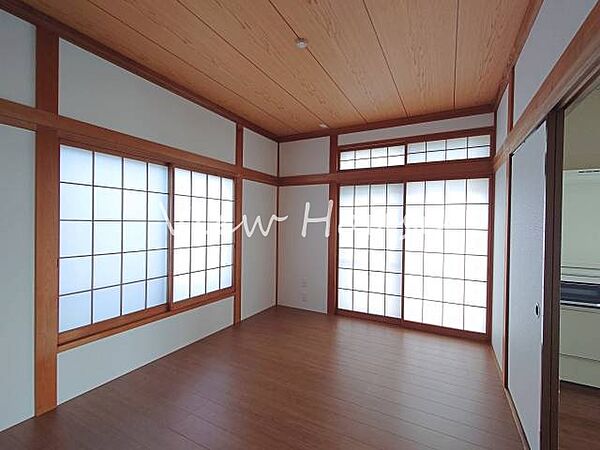 落ち着いた雰囲気の和室を洋室へリフォーム！温かみのあるフローリングが魅力です！子供部屋や書斎など、ライフスタイルに合わせて自由に活用できます♪