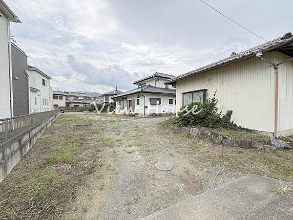小学校まで徒歩約11分でお子さまも安心です♪