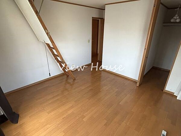 窓から光が入る洋室は、落ち着いた内装で家具を合わせやすい印象♪家族の成長や暮らし方に合わせて活用しやすそうなお部屋です！