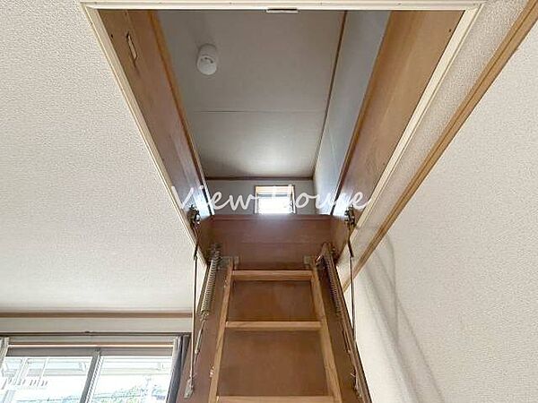 屋根裏収納を備え、普段使わない季節物や大きな荷物もしっかりまとめて保管できそう♪居住スペースをすっきり保ちたいご家族に嬉しい、戸建ならではの便利な収納空間として活躍しそうです♪