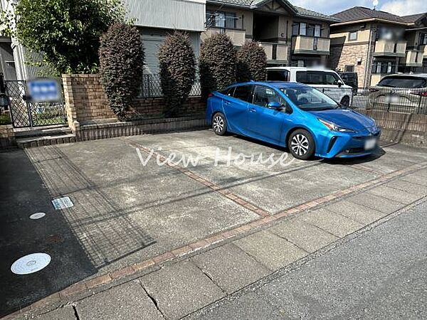 駐車場は並列3台♪（車種によります）