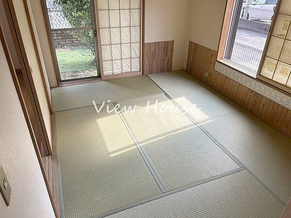 畳の風合いが心地よい和室は、ゆったりくつろげる落ち着いた空間♪客間や家族の休憩スペースなど、ライフスタイルに合わせて柔軟に活用できそうです！畳のある暮らしを楽しみたい方にも♪