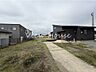外観：敷地内のアプローチから住まいへ続く動線♪周囲に視界が開けた立地で、のびのびとした印象です！平屋暮らしを楽しみたい方におすすめです♪ゆったり暮らしたいご家族におすすめです♪
