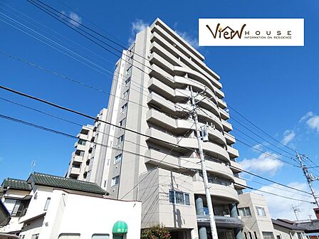 青空に映えるスタイリッシュな外観のマンションです!