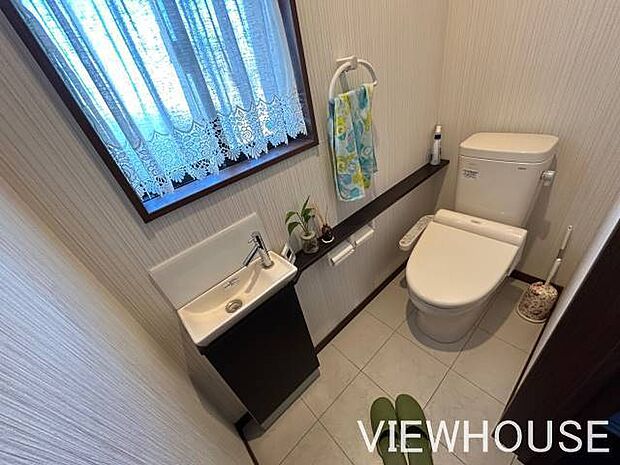 ■1階トイレ｜手洗い器がトイレタンクと別々なので、ハンドソープでも手洗いできます♪