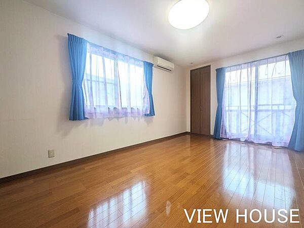■2階7.5帖洋室｜大きな窓が2つあり、朝から夕方まで明るい光がしっかりと届くお部屋です♪