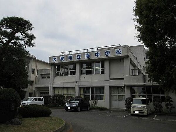大泉町立南中学校 1842m