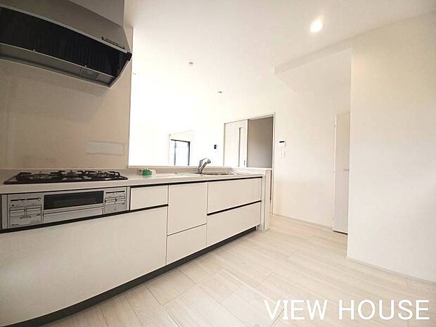 ■白色基調のキッチン♪スライド収納が付いた使い勝手の良いシステムキッチン♪