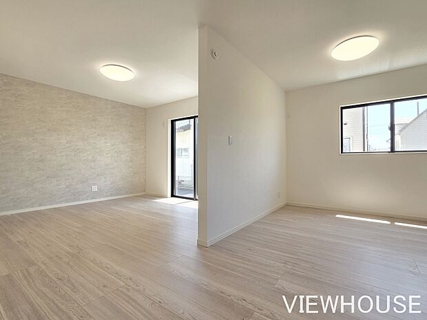 ■ダイニングから撮影。写真右側は4.5帖の洋室で、キッズスペースやダイニングの延長としてお使いいただけます♪写真左奥はTV&ソファコーナー。ゾーン分けしやすいのがいいですね♪