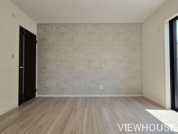 ■リビング|アクセントクロスが貼られた壁面にテレビを設置するとまとまりのある空間に!