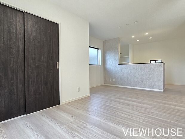 ■写真手前が4.5帖の洋室|ダイニングコーナーの延長としてもお使いいただけます♪