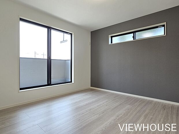 ■2階8帖主寝室|壁の1面がアクセントクロスに♪バルコニーに面した明るいお部屋です♪