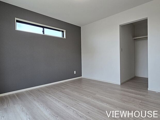 ■2階8帖主寝室|ウォークインクローゼットがあるのでお部屋スッキリ暮らせます♪