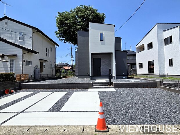 ■土地ゆとりの約77坪!並列駐車が可能なカースペース+お庭もあります♪