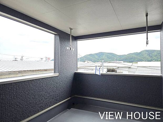 ■6帖の広いバルコニー♪屋根があるので急な雨でも洗濯物が安心です!