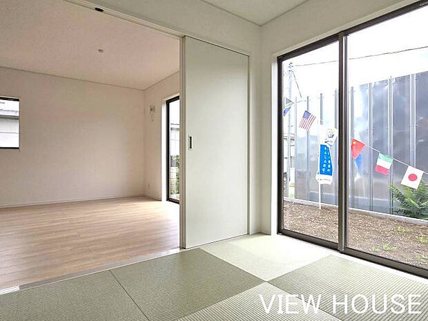 ■リビングに隣接した4.5畳の和室。広々感じられます♪