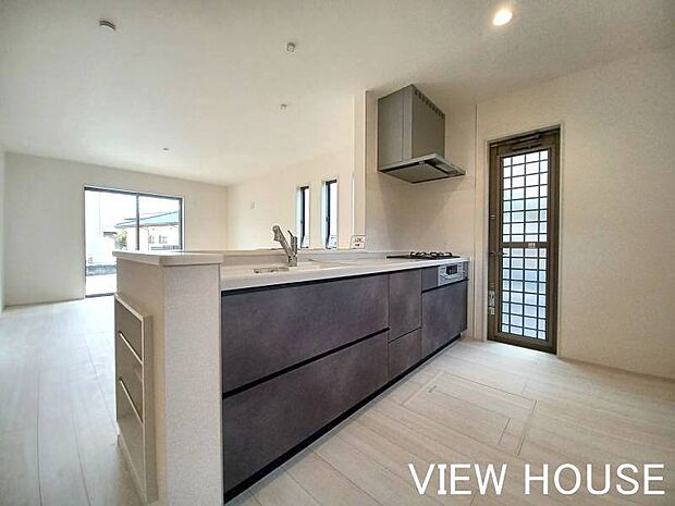 ■会話も弾む対面キッチン♪横面にはブックニッチもあります♪