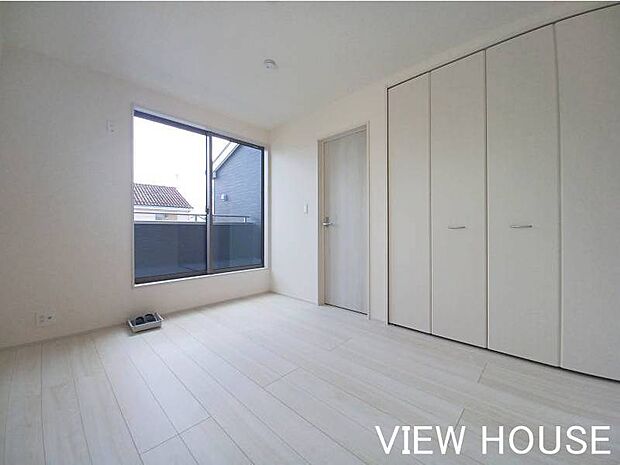 ■2階8帖洋室｜バルコニーに面しているので明るく風通しも◎