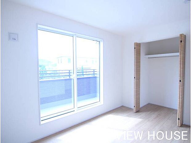 ■2階6帖洋室｜バルコニーに面しているので明るく風通しも◎