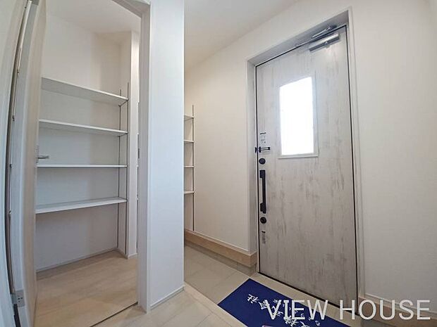 ■玄関|土間続きには可動棚付き収納♪家族専用の玄関にしてもいいですね♪