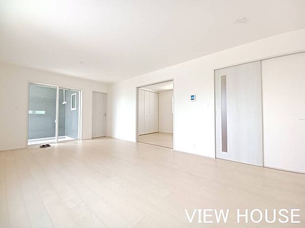 ■18帖のゆとりのあるリビングです♪6帖洋室と、中庭タイルデッキ続きなので広々感じられます♪