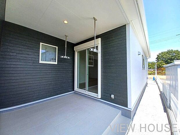 ■中庭タイルデッキ|洗濯物を干すことができます♪屋根付きなので急な雨でも安心です♪