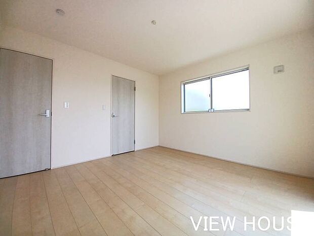 ■8帖洋室|写真右側のドアは収納スペースに続いています♪