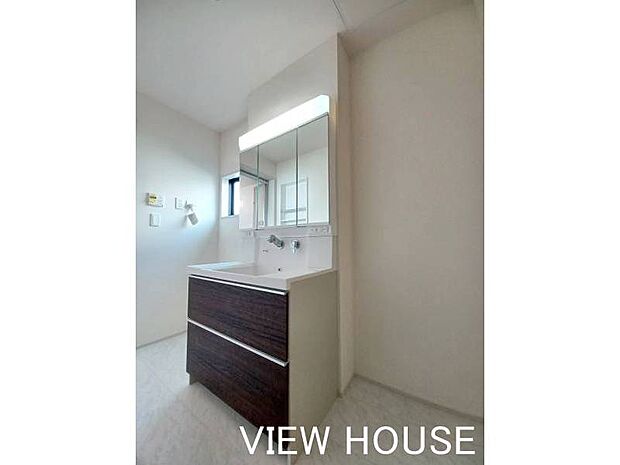 ■洗面室｜三面鏡洗面化粧台付き♪身支度もスムーズ♪