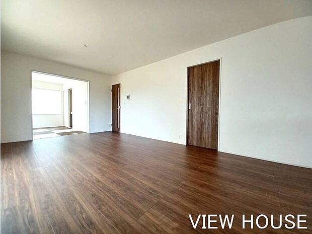 ■落ち着いた色合いのリビングです♪18帖と広々♪