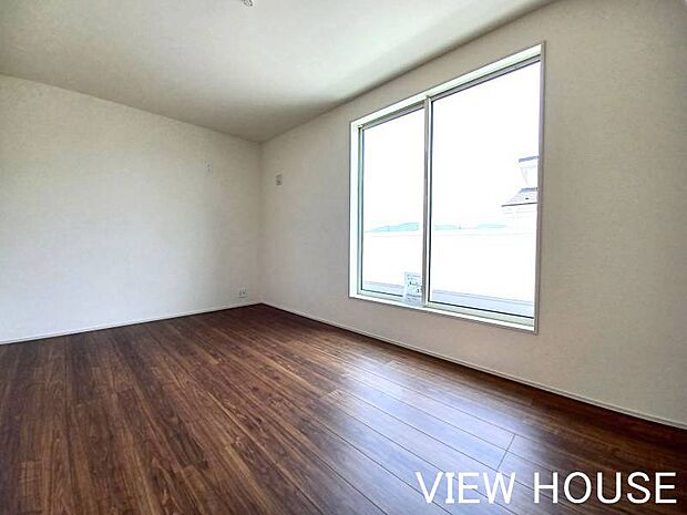 ■2階7.5帖洋室|バルコニーに面しているので明るいです♪収納もあります♪