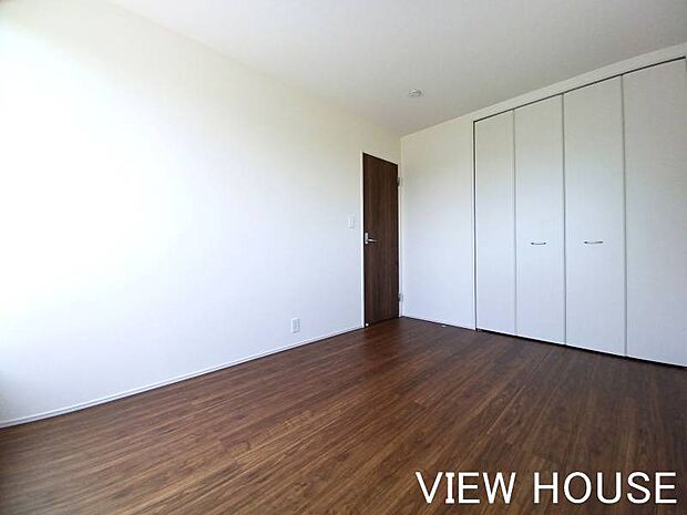 ■2階6帖洋室|こちらもバルコニーに面しているので明るく風通しも◎収納もあります♪