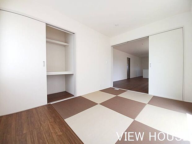 ■リビング続きなので広々感じられます♪収納もたっぷりあります♪